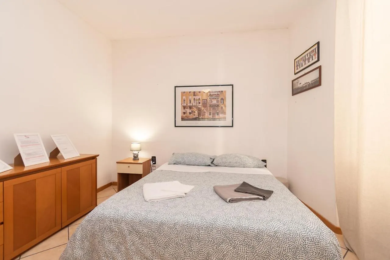 Apartment Appartamento Piazza Vittoria Monolocale - Affitti Brevi Italia Brescia Italy